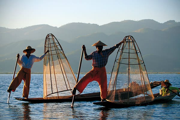 Rybacy Intha wiosłują nogami, dzięki czemu ręce mają wolne i mogą nimi łowić ryby, wykorzystując charakterystyczne sieci.