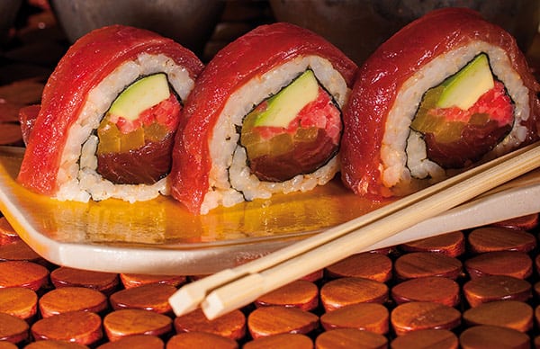 Sushi w domu - przepis na uramaki z tuńczykiem